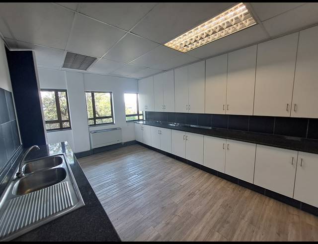 423M² OFFICE TO LET IN HYDE PARK